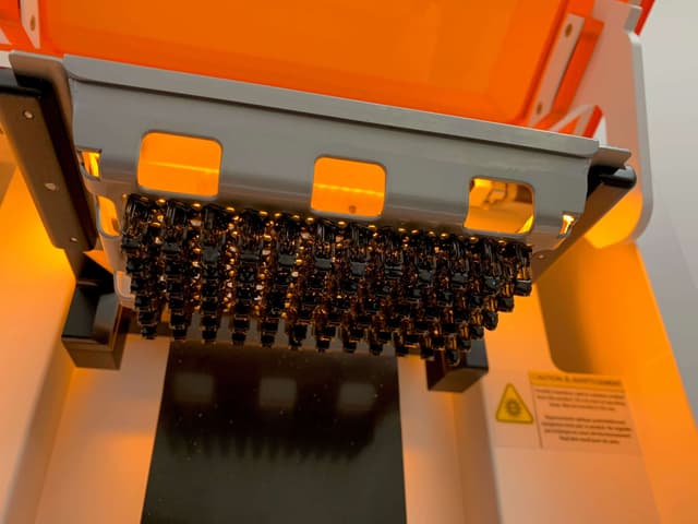 Placa de construcción de la impresora 3D independiente Figure 4 en WS Audiology llena de piezas