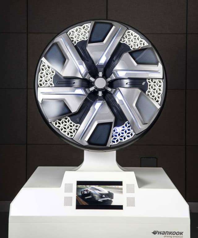 Neumático de exhibición de Hankook que muestra detalles intrincados