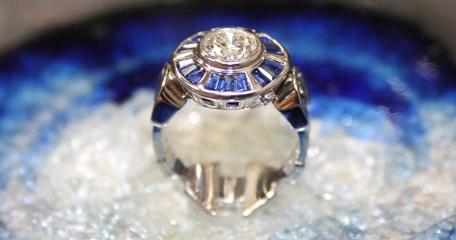 кольцо с бриллиантом, отлитое с помощью технологии 3D-печати