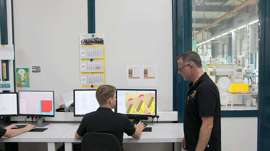 Employee at HARTING Applied Technologies training in Cimatron® integrated CAD/CAM software
