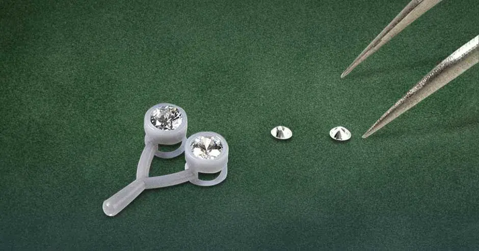 figure 4 jewel master gry jewelry pendant and stones placement on a green velvet background