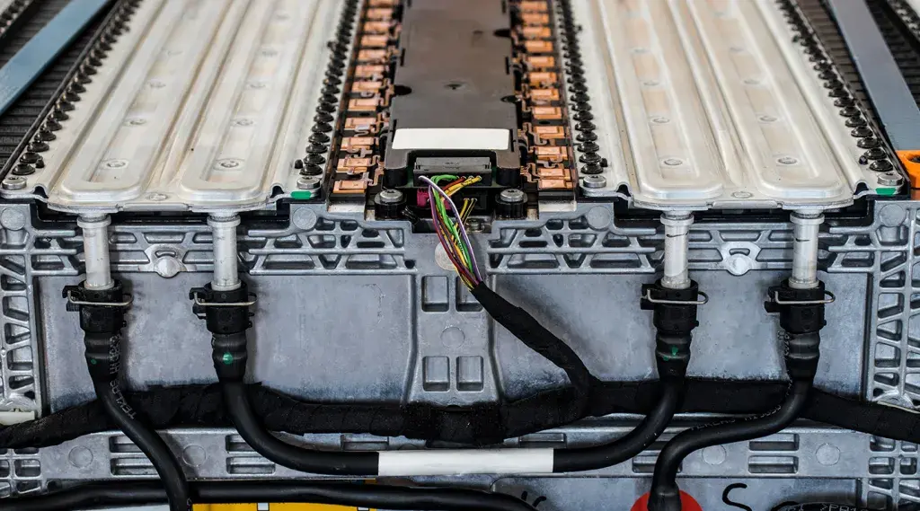 Cooling device for electric battery used to control the operating temperature for optimal performance